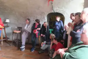 publiek in kelderbar.webp